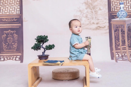 克拉玛依宝宝边吃奶边挣扎烦躁